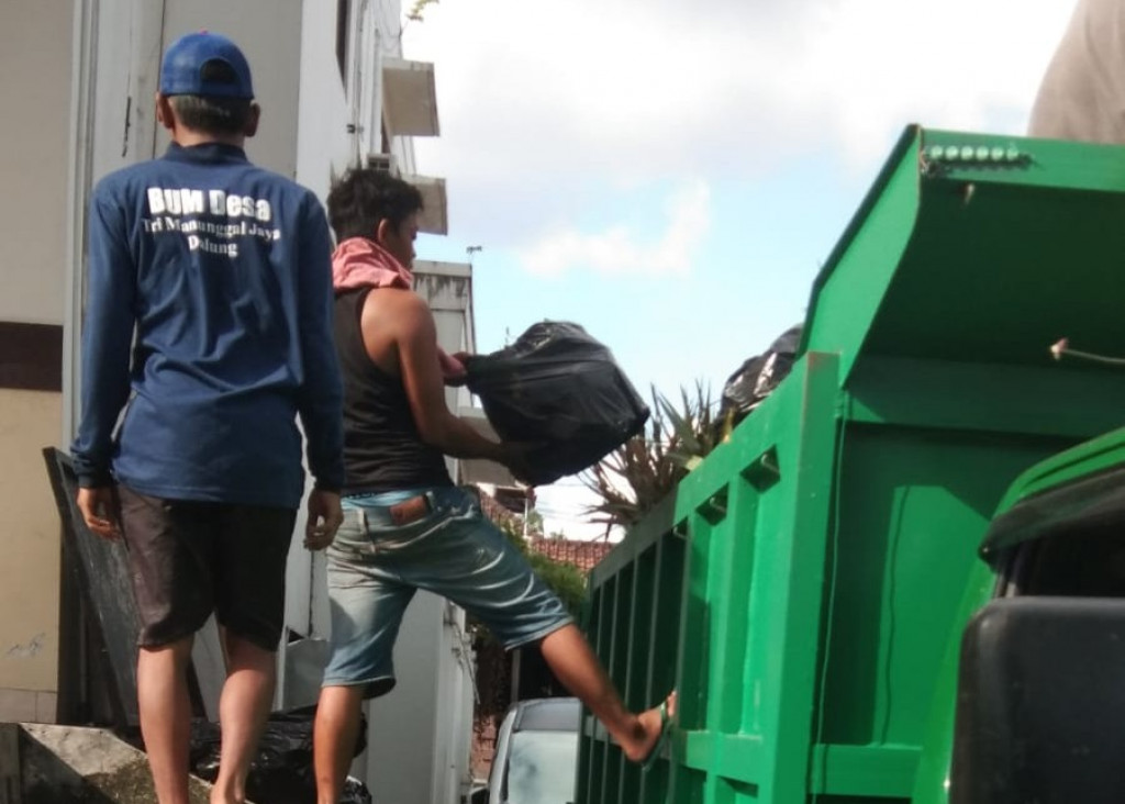 Pengangkutan Sampah Masyarakat di Desa Dalung Oleh Unit Jasa Kebersihan BUM Desa Dalung